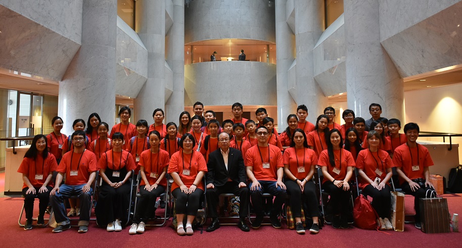 海外福岡県人会の子どもたちが県議会を表敬訪問しました1