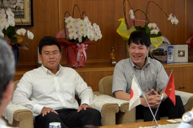 在福岡ベトナム社会主義共和国総領事館ドク副領事とアイン領事が県議会を訪問されました